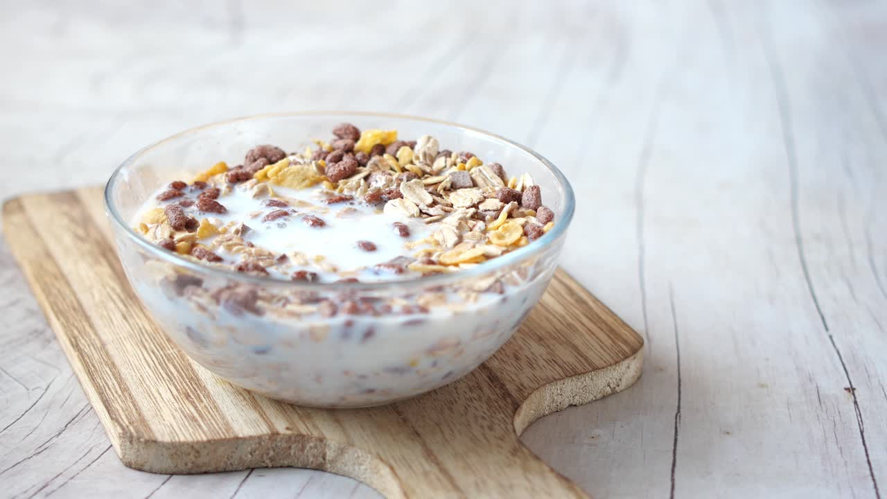 cereal de desayuno en un tazón de vidrio