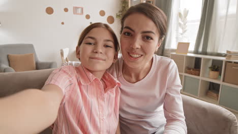 niña y su madre haciendo una llamada de video