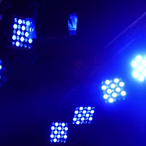 luces brillantes del escenario parpadeando