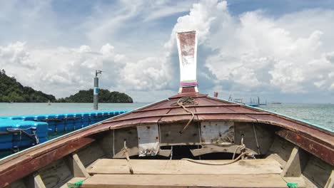 barco de cola larga con vista panorámica de las islas y las aguas turquesas que salen del puerto de tailandia