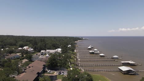 Docks-An-Der-Bucht-Mit-Herumfliegenden-Vögeln