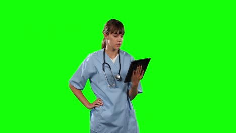 Vista-Frontal-De-La-Doctora-Usando-Su-Tableta-Digital-Con-Pantalla-Verde.