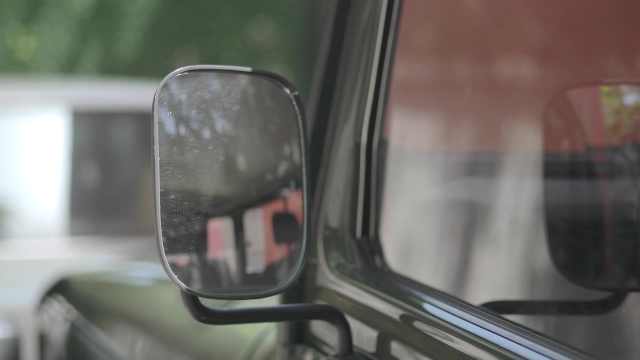 Primo piano dello specchietto retrovisore di un'auto d'epoca