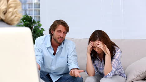 pareja hablando con el terapeuta
