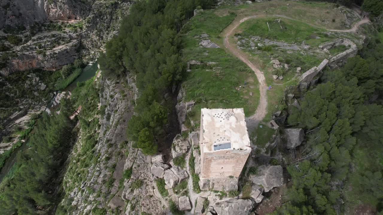 Panoramica di una torre medievale su una collina, Spagna sud-orientale.