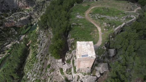 Mittelalterlicher-Turm-über-Einem-Hügel-übersicht,-Se-Spanien