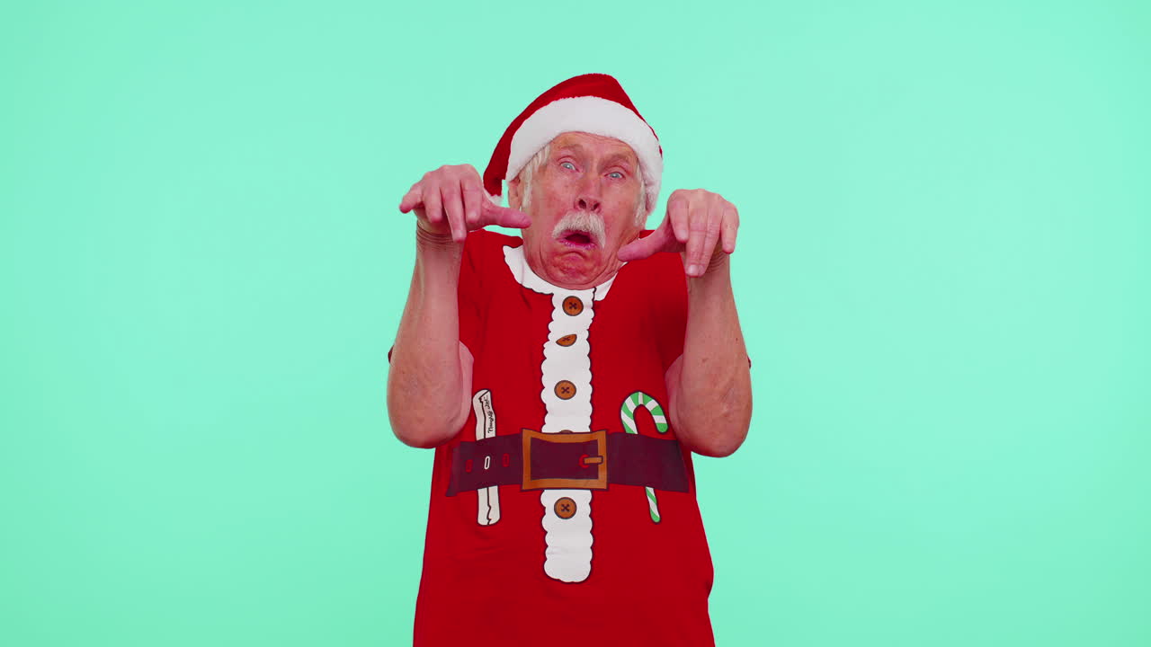 미치광이 노인 성숙한 할아버지 남자 모자 언어를 보여주고, 어리석은 얼굴을 만들고