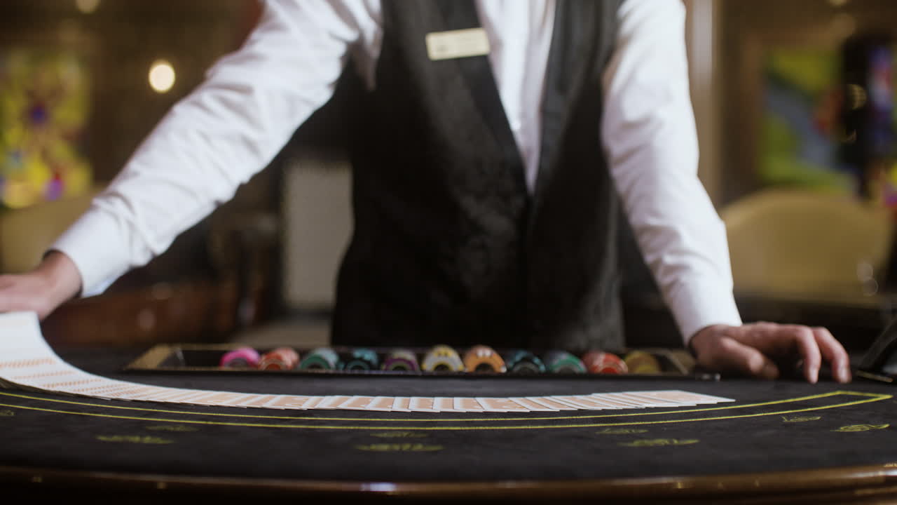 crupier barajando cartas de póquer.