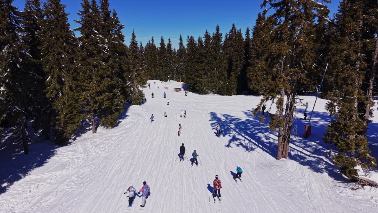 Sci e attività sulla neve nei Carpazi della Bulgaria durante l'inverno.