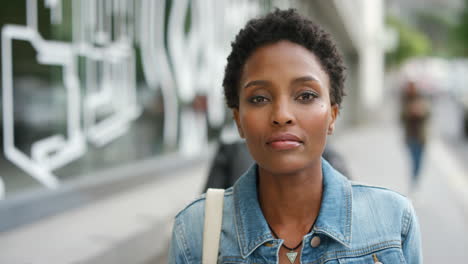 Portrait-of-a-young-woman-standing-in-the-city