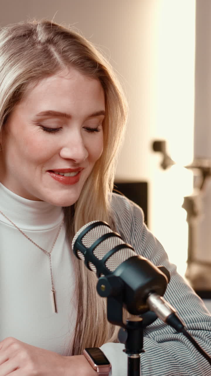 Donna che registra un podcast