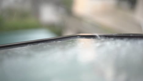 Cámara-Lenta-De-Lluvia-Cayendo-En-Una-Ventana