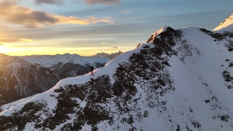 alpinista de esquí se está desollando en una cresta cubierta de nieve en los alpes italianos