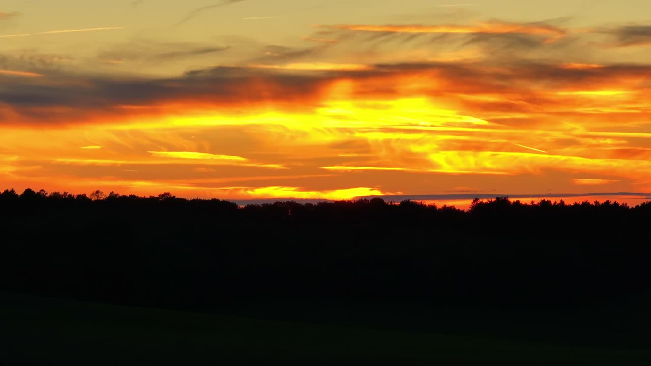 강렬하면서도 조용한 스카이라인 배경은 아래 땅을 비추고 있습니다.