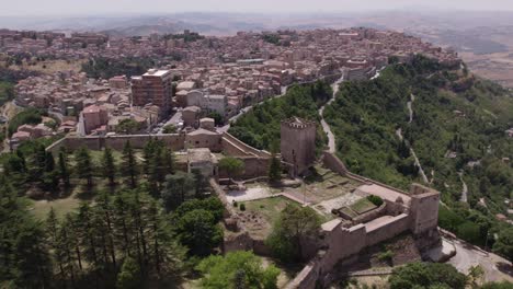 Luftaufnahme-Der-Stadt-Enna-Mit-Castello-Di-Lombardia-Auf-Einem-Felsen-Während-Des-Tages,-Sizilien,-Italien