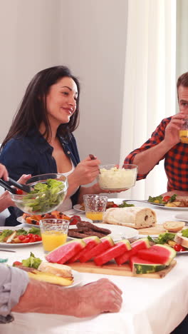 una familia feliz almorzando