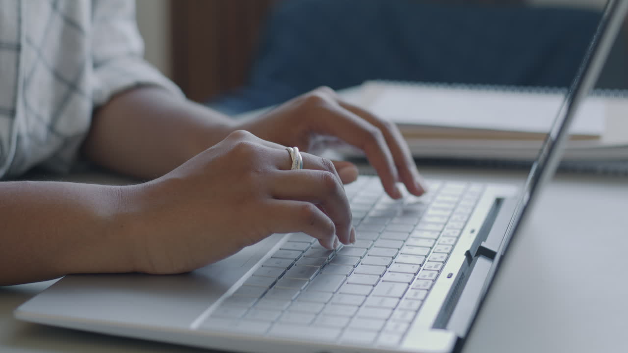 Persona escribiendo en la computadora portátil