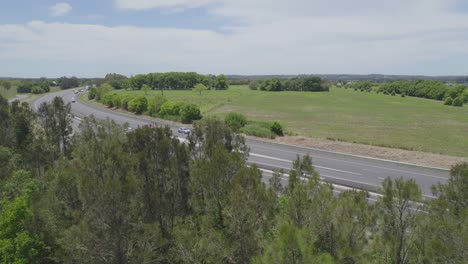 macleay valley way y llanura aluvial revelada detrás de frondosos árboles verdes en la región de la costa norte media de nueva gales del sur en australia