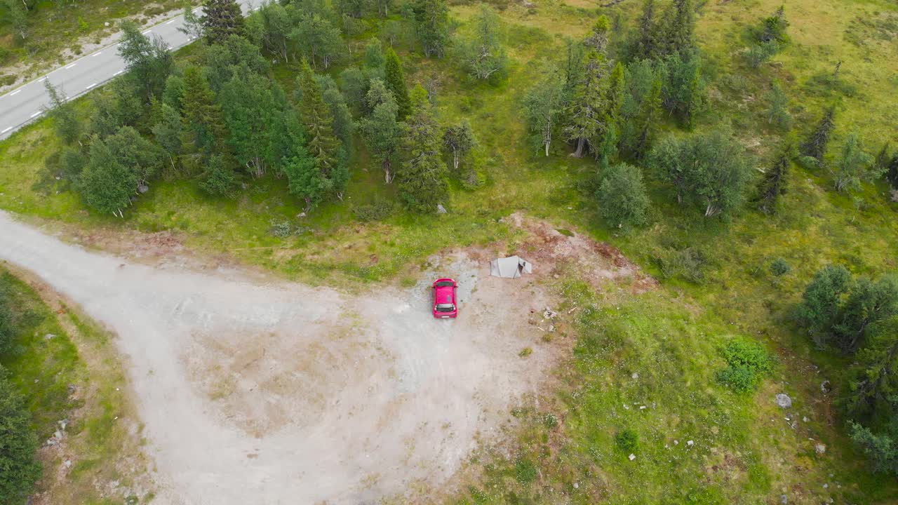 도로와 숲 옆에 있는 자동차와 캠핑 텐트의 최고 전망, 공중 오름차순