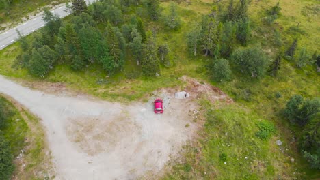 Draufsicht-Auf-Auto-Und-Campingzelt-Neben-Straße-Und-Wald,-Luftaufstieg