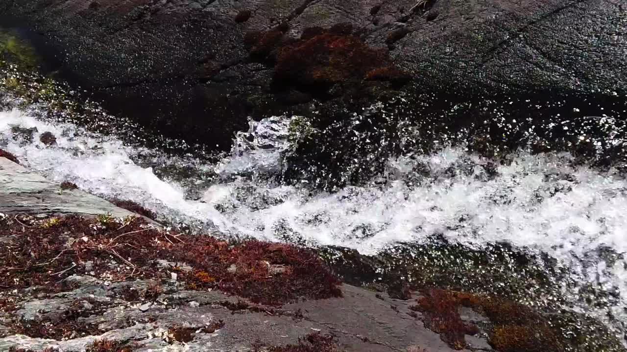 Video 4K di un potente flusso d'acqua da un fiume di montagna in Perù, Lagune di Pichgacocha, Ambo, Huanco.