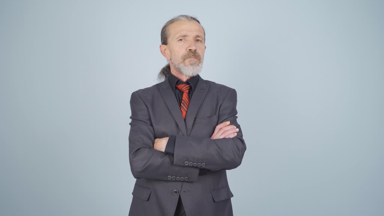 비즈니스맨이 카메라에 "아니요"라고 말합니다.