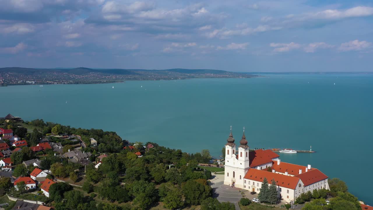 hermosa iglesia en verano en el lago balaton