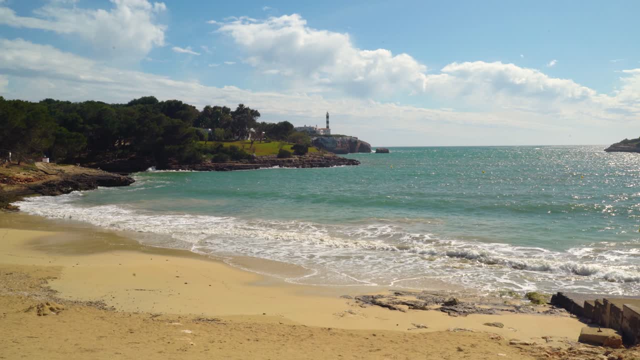 Baía com farol em um penhasco perto de Portocolom