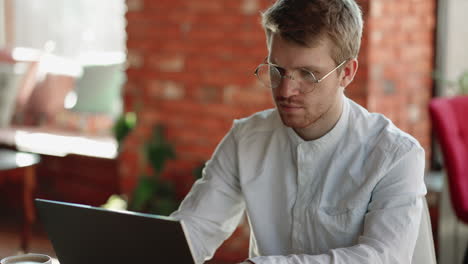 el empresario está comprobando el informe financiero en una computadora portátil el programador profesional o el especialista está trabajando en una cafetería de forma remota