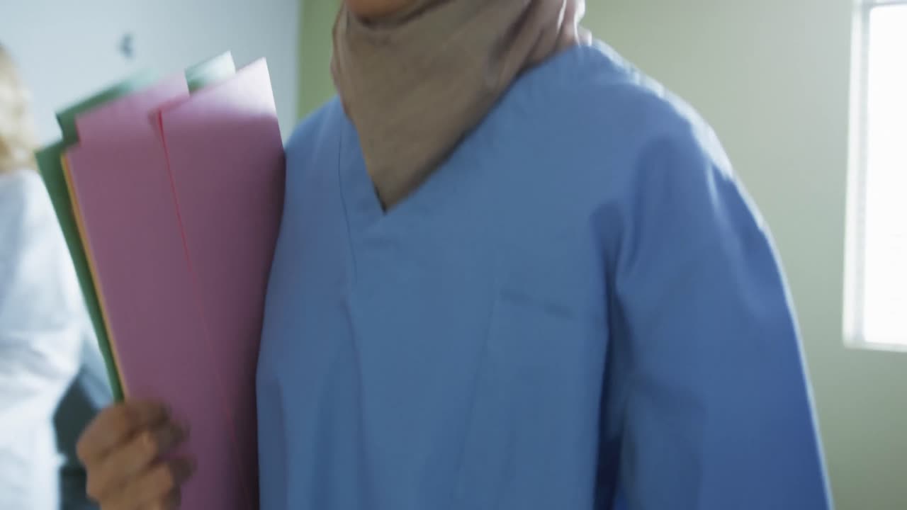 una joven doctora sale de una sala de hospital 4k