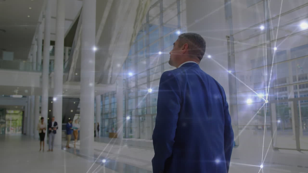 animación de la red de conexiones sobre empresario caucásico caminando en la oficina