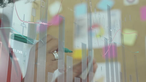 animación del procesamiento de datos financieros sobre una mujer de negocios que toma notas