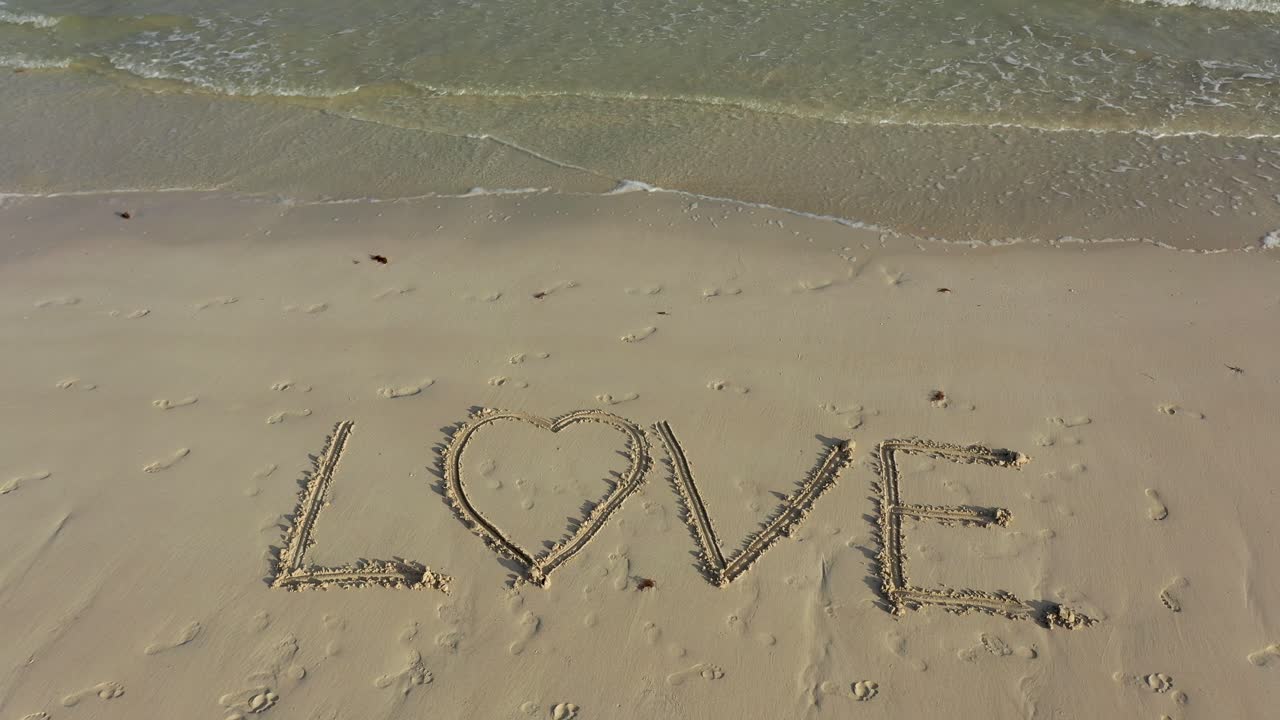 해변 모래사장에 새겨진 사랑의 터닝샷