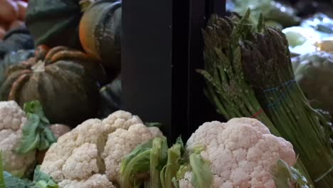 toma panorámica de verduras en el mercado.