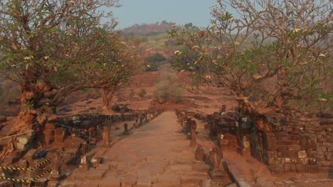 Volando-Bajo-Sobre-El-Templo-Vat-Phou-En-Laos,-Aéreo