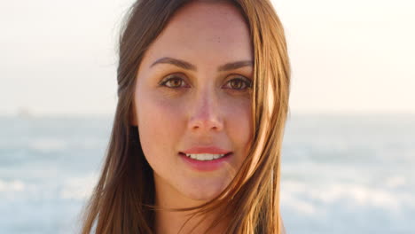 mujer tranquila, playa y vacaciones de verano