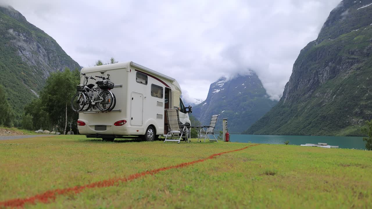 가족 휴가 여행 트럭, 휴가 여행 모터카, 카라반 자동차 휴가.