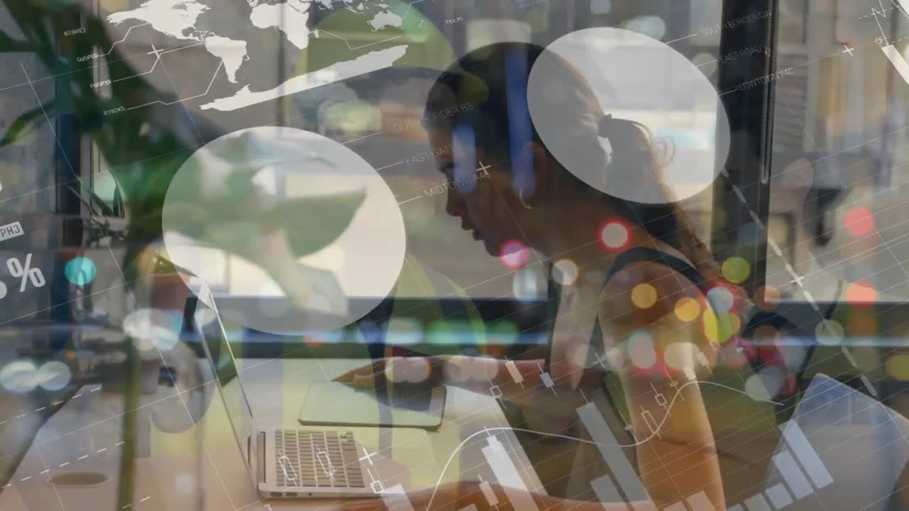 animación de datos financieros y gráficos sobre mujer caucásica trabajando en una computadora portátil en la oficina