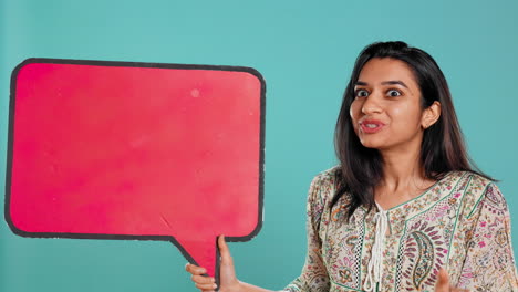 mujer sosteniendo señal de burbuja de habla roja de espacio de copia vacío para el mensaje