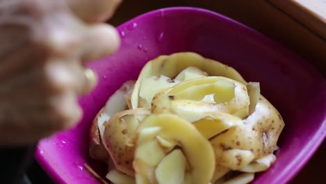 Peel-And-Cut-Potato-With-Knife-With-Wrinkled-Hands-1