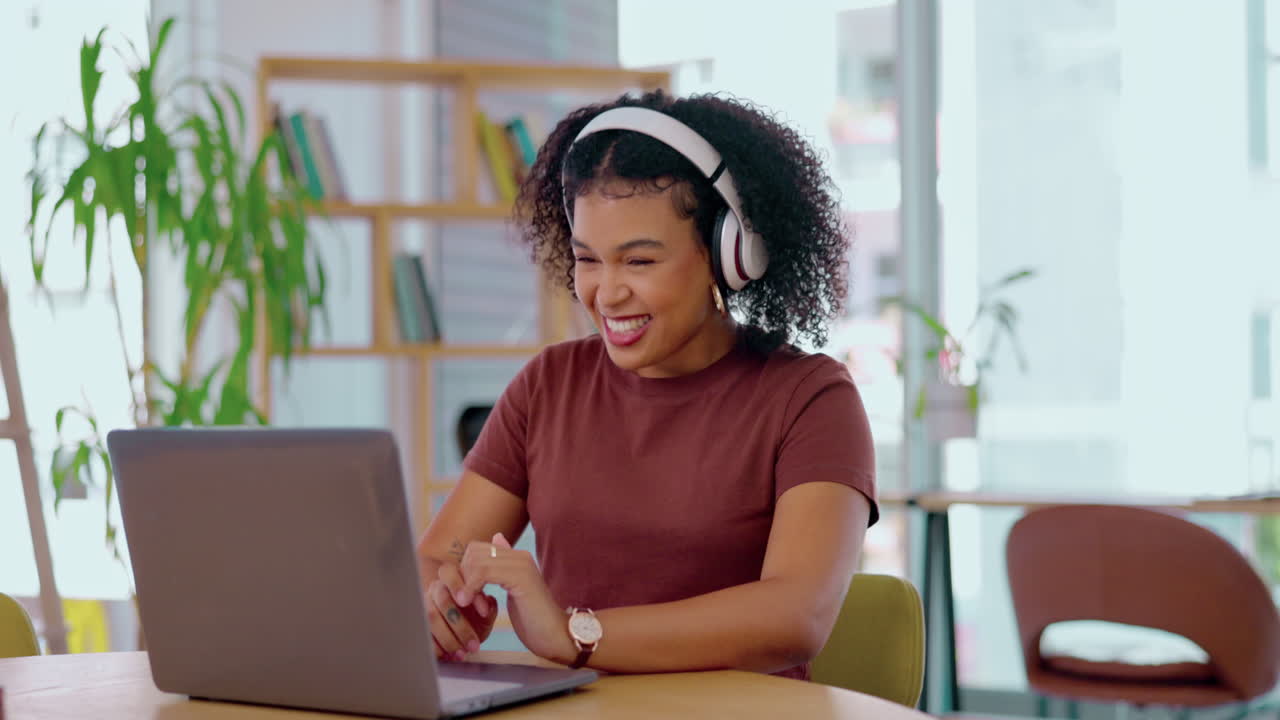 videollamada, computadora portátil y mujer joven en virtual