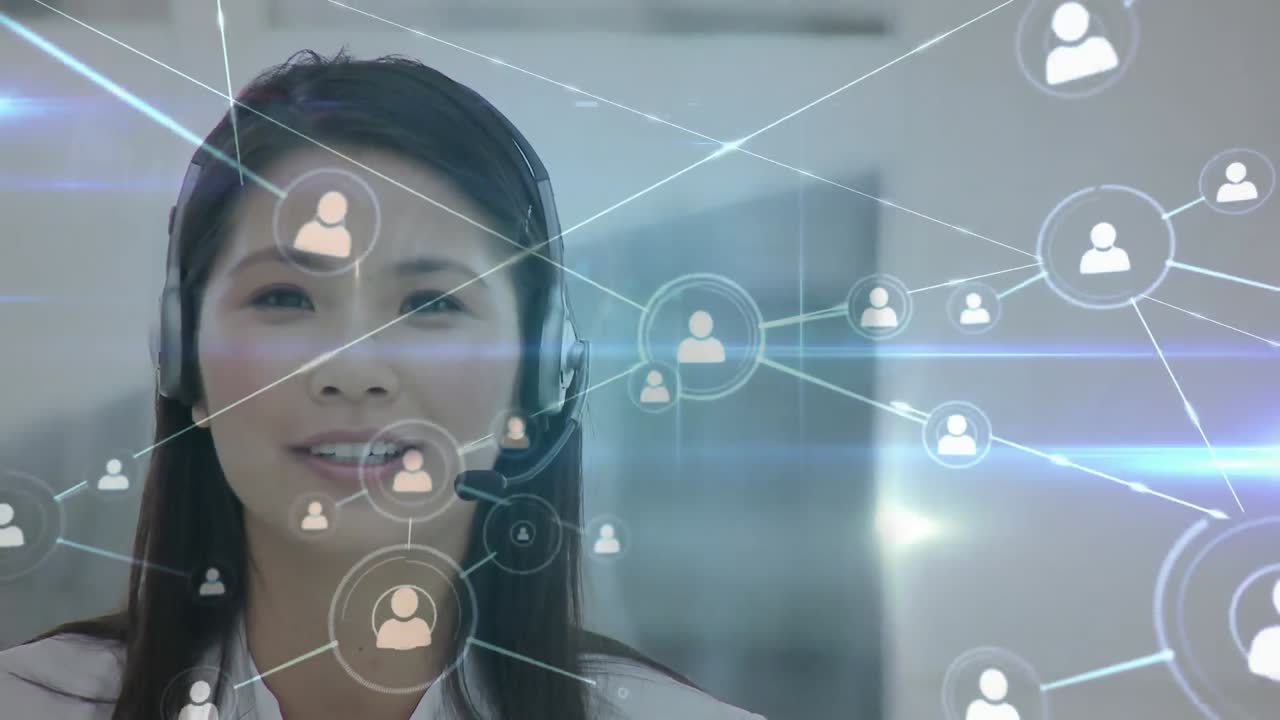 agente de un centro de llamadas hablando con un cliente a través de internet