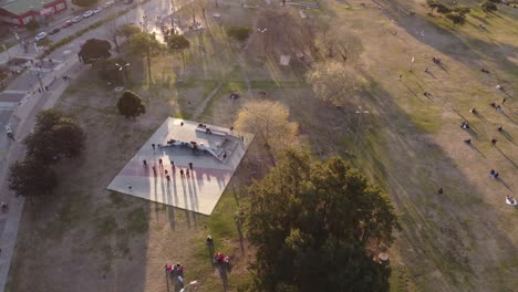 drone aéreo que da vueltas a la vista de la gente relajándose y bailando tango al aire libre en el parque de buenos aires, argentina