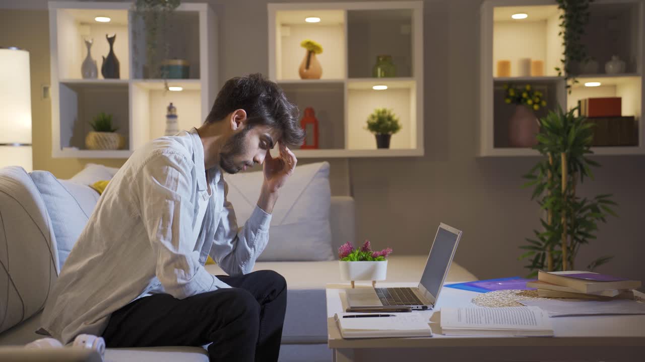 retrato de un hombre triste por la noche en casa.