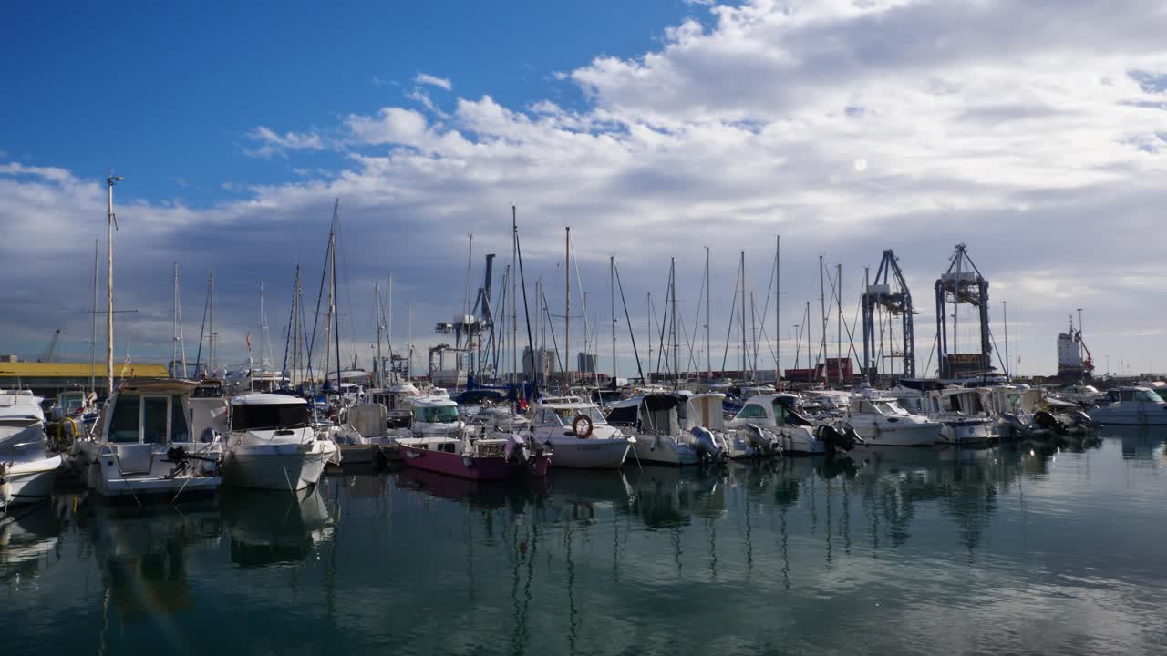 Il molo dei pescatori del porto di Alicante, Spagna.