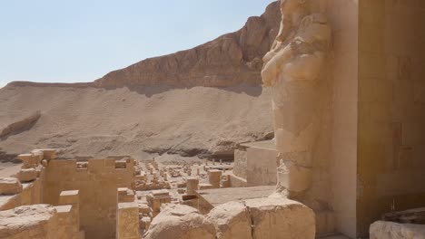 osiride estatuas de la reina hatshepsut y restos de las paredes del templo mortuorio