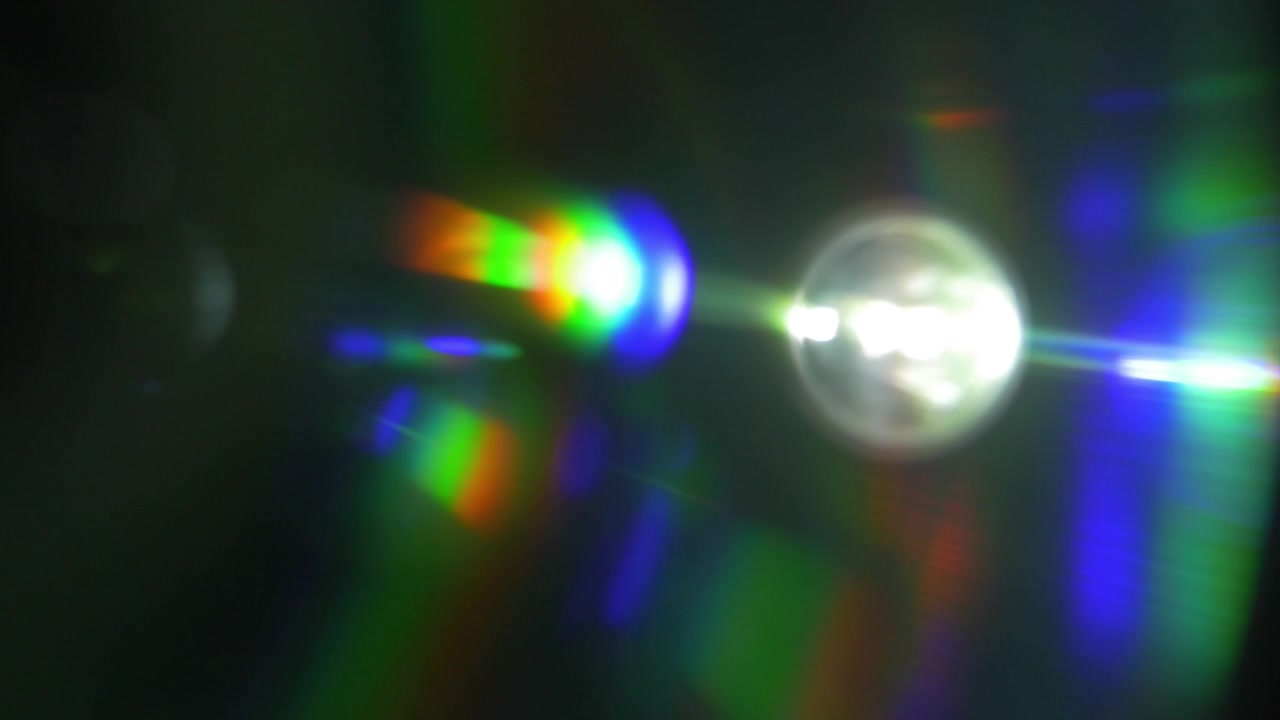 Lens flare arcobaleno dinamici e perdite di luce su sfondo scuro