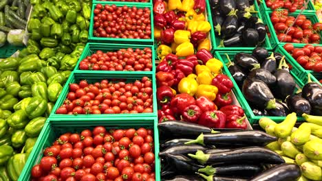 exhibición de verduras frescas en una tienda de comestibles