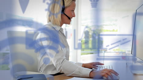 animación de una mujer caucásica sonriendo a la cámara con auriculares sobre múltiples iconos azules