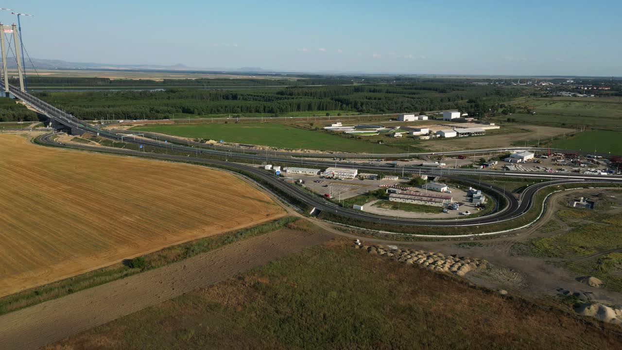 vista panorámica del puente de braila: lapso de tiempo soleado del flujo bidireccional de automóviles en tulcea